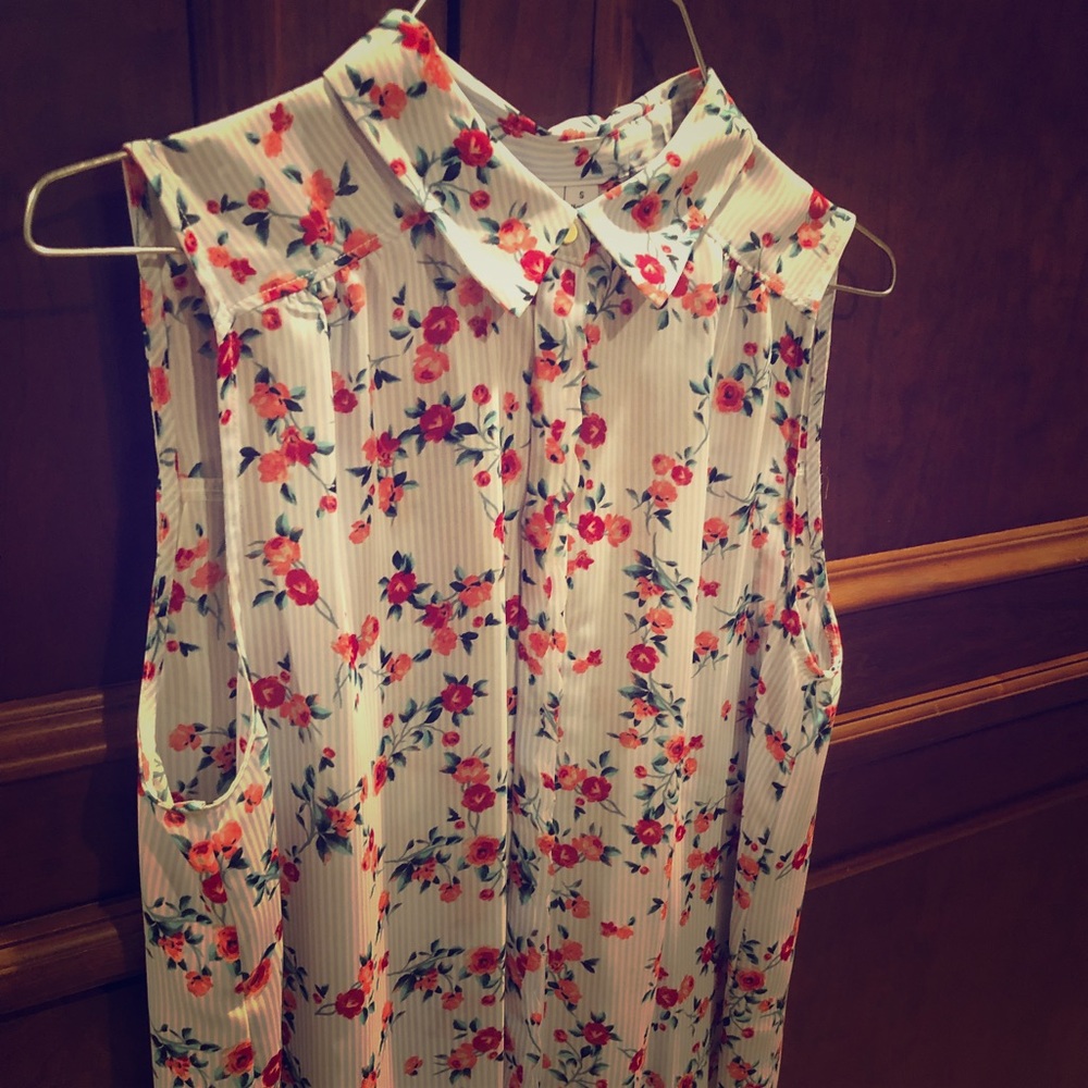 Sleeveless button down ELLE top
